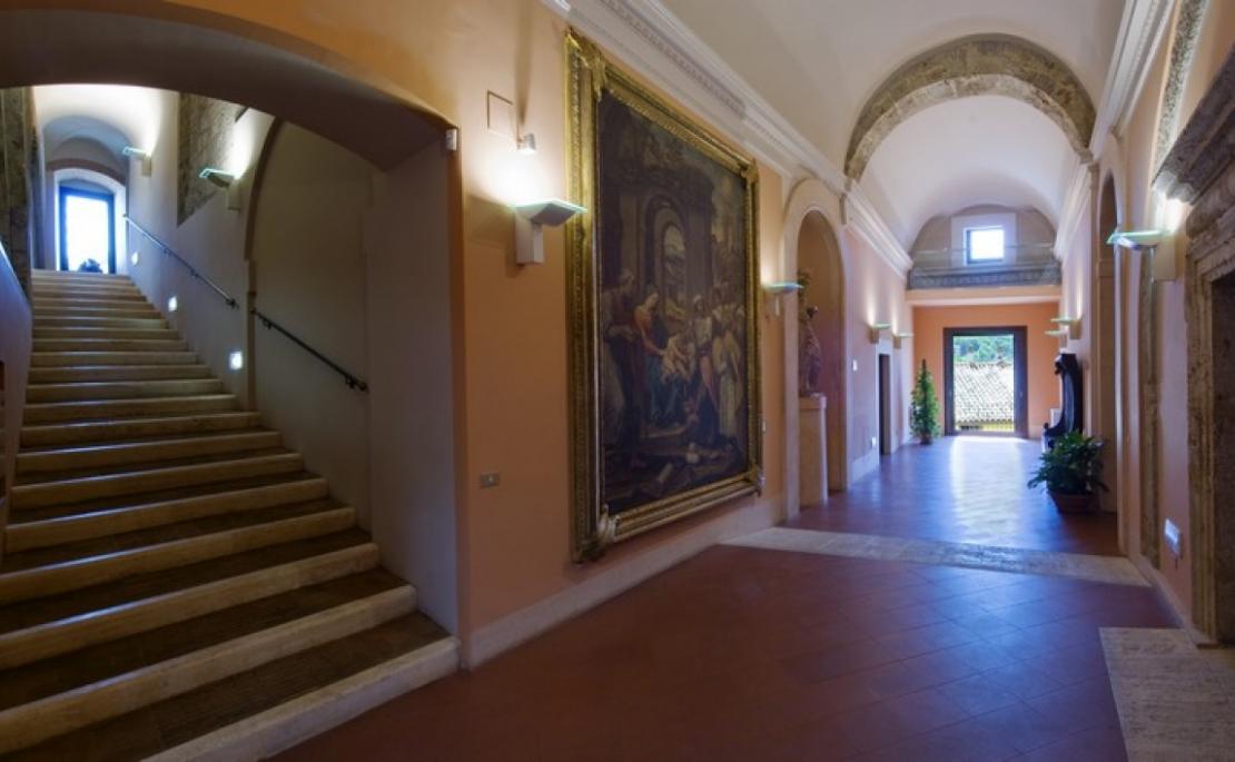 Fondazione, uffici chiusi  fino al 26 agosto Ma la mostra di Angelucci  non va in ferie