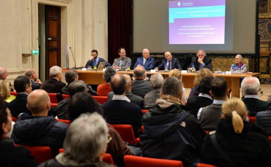 Auditorium Varrone pieno per il convegno di studi sul terremoto.