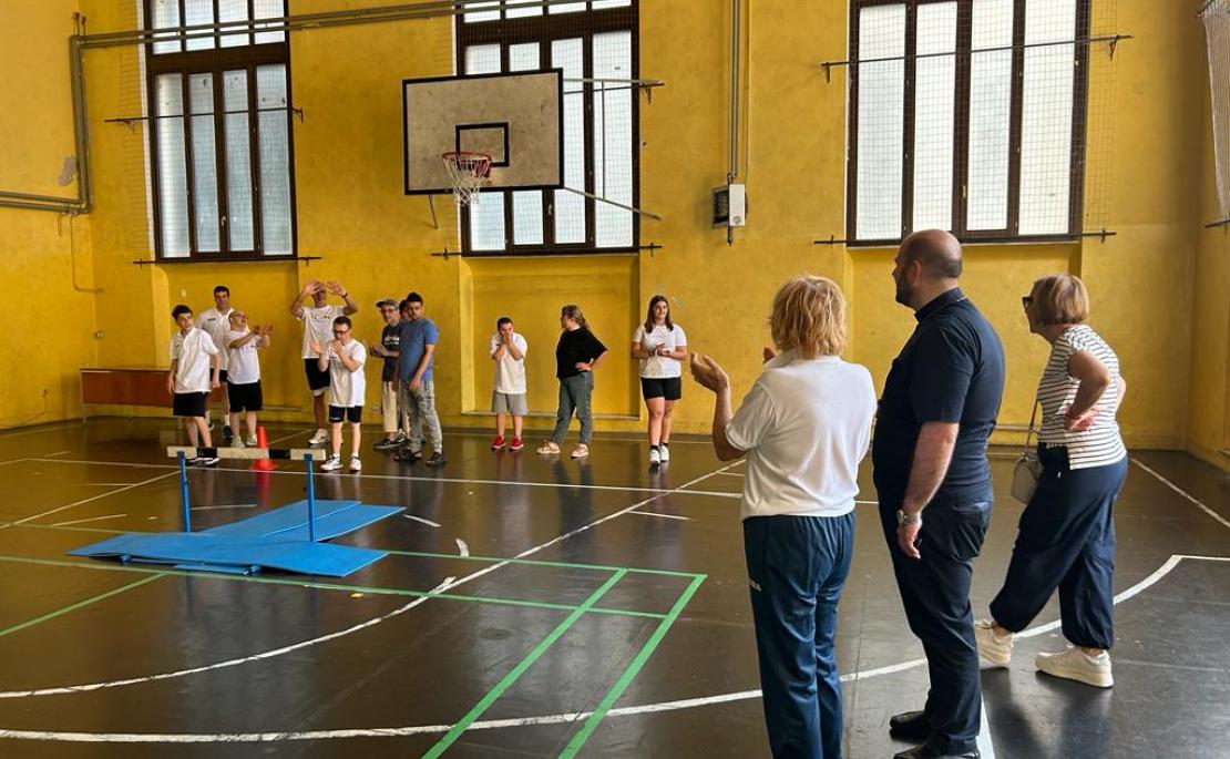 La visita del vescovo Piccinonna, con la consigliera Maria Rita Pitoni e la presidente di Atletica Sport Terapia Adriana Catini