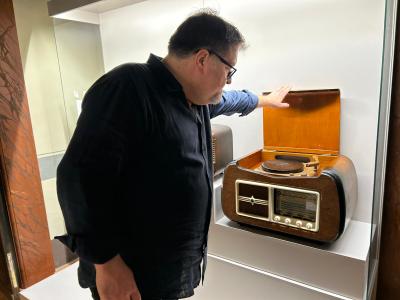 Stefano Pozzovivo presenta una delle radio in mostra