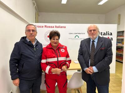 Il presidente della Fondazione Mauro Trilli e il consigliere Mario Santarelli con Gabriella Cavoli, responsabile dell'Emporio