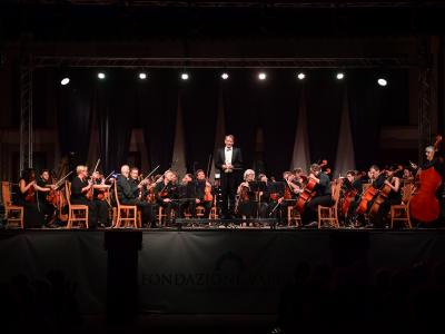 L'Orchestra delle Cento Città sul palco di San Giorgio