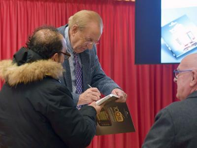 Mirabella firma autografi sul libro 100 anni vicini e lontani